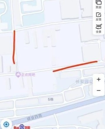 长里村村子比较大，图一正点网吧